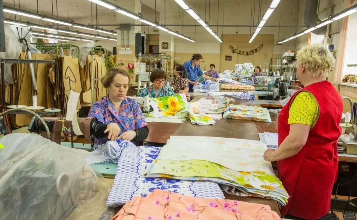 Работники ярославского моторного завода 80-е. Учебно-производственный комплекс. Завод 80е. О «ядринский промкомбинат. Торгово производственный комбинат.